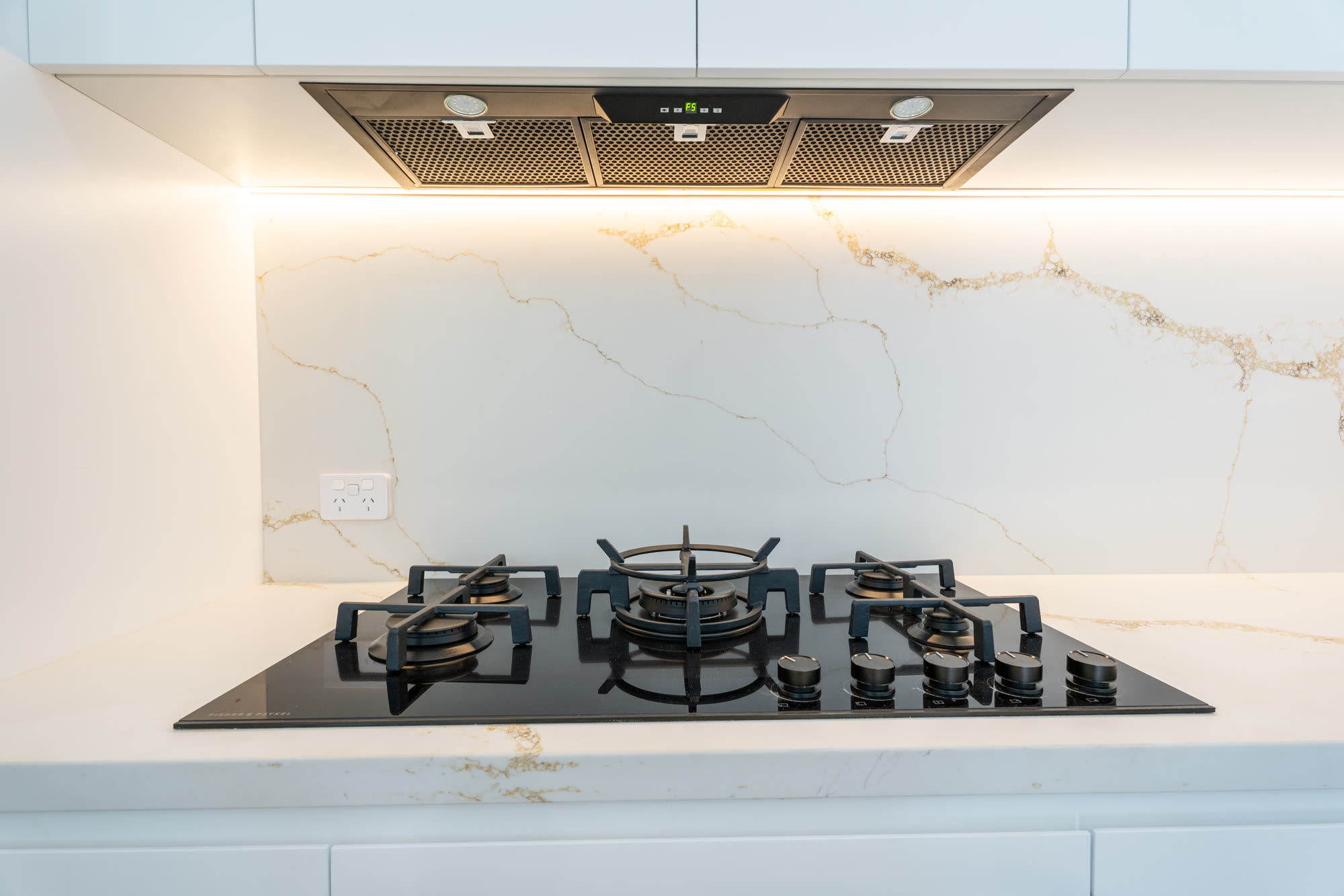 8 Metcalf Ave — cooktop and stone splashback